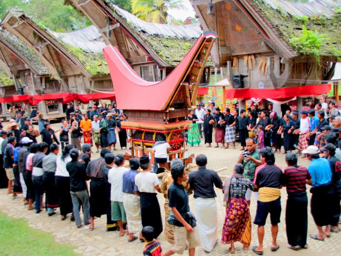 Kebiasaan Unik Masyarakat Di Berbagai Daerah Indonesia